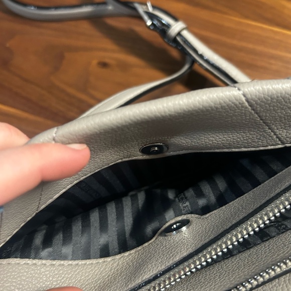 Elegant Silver Quilted Shoulder Bag with hand mirror inside pocket - Picture 5 of 7